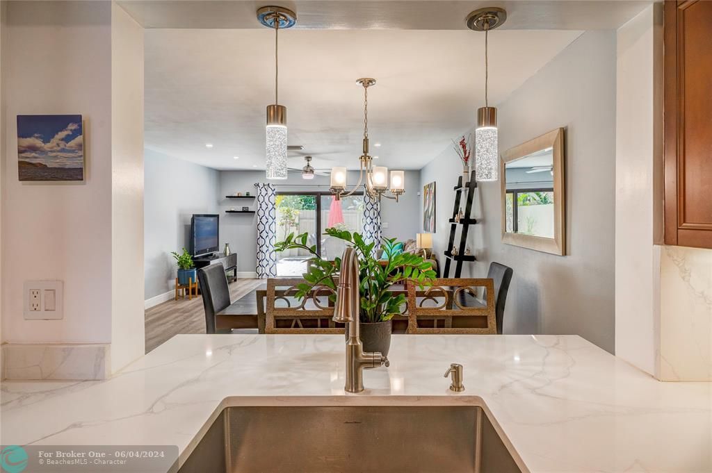 Recently Sold: $319,999 (2 beds, 2 baths, 1098 Square Feet)