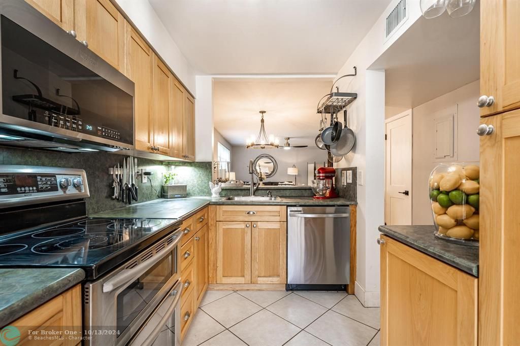 Active With Contract: $2,950 (2 beds, 2 baths, 980 Square Feet)