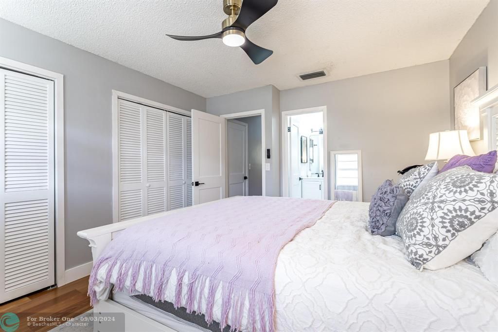 Active With Contract: $2,950 (2 beds, 2 baths, 980 Square Feet)