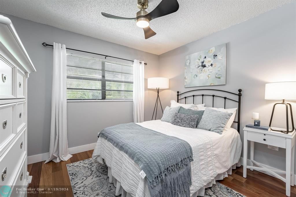 Active With Contract: $2,950 (2 beds, 2 baths, 980 Square Feet)