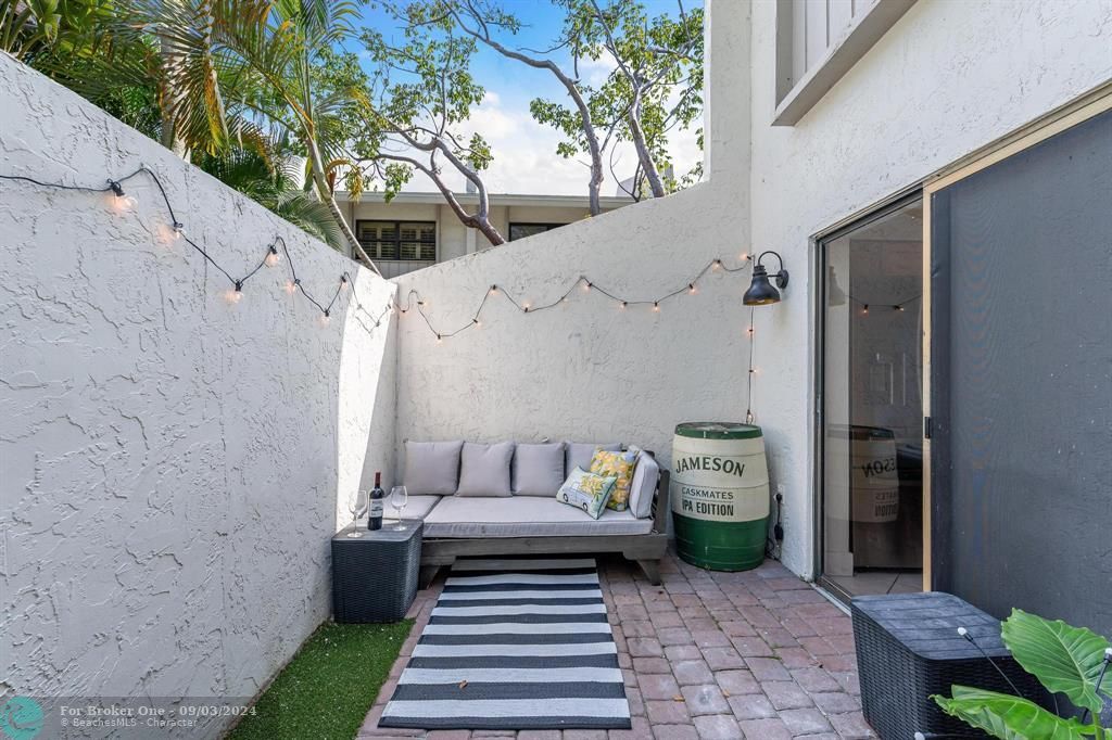 Active With Contract: $2,950 (2 beds, 2 baths, 980 Square Feet)