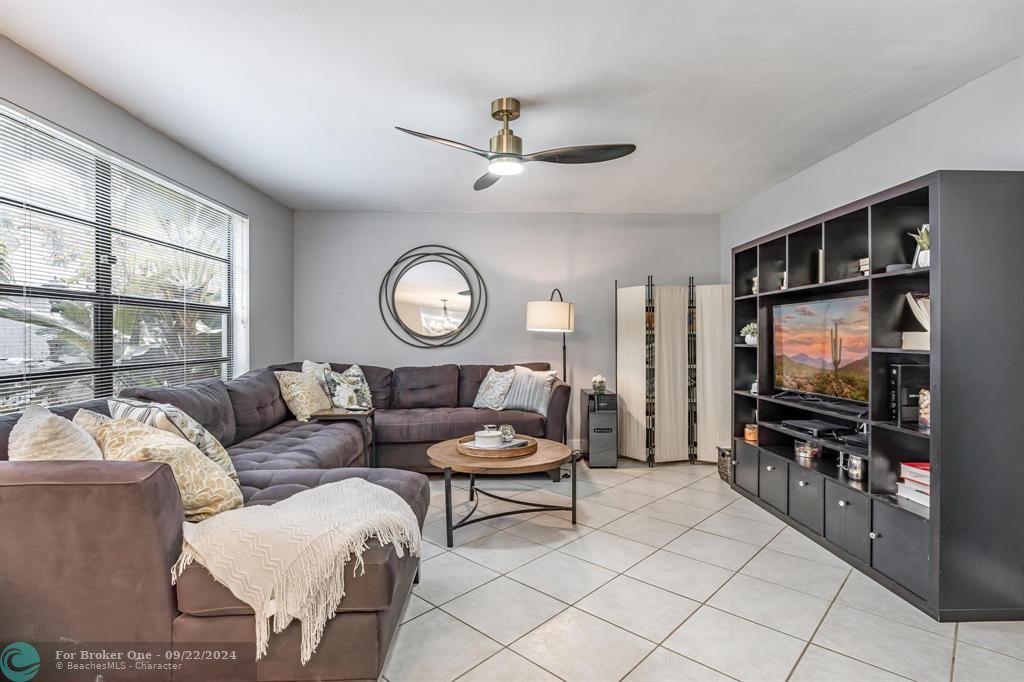 Active With Contract: $2,950 (2 beds, 2 baths, 980 Square Feet)