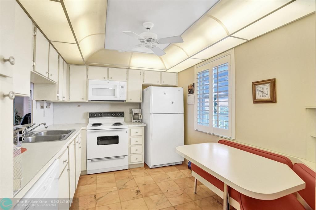 For Sale: $299,900 (2 beds, 2 baths, 1190 Square Feet)