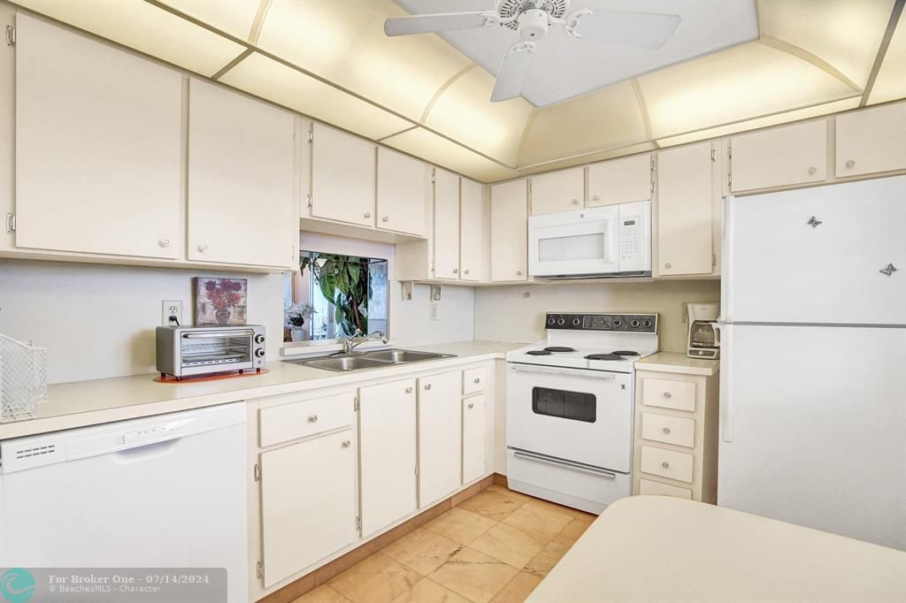 For Sale: $299,900 (2 beds, 2 baths, 1190 Square Feet)