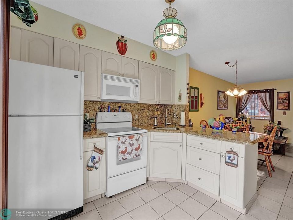 For Sale: $262,400 (2 beds, 2 baths, 812 Square Feet)