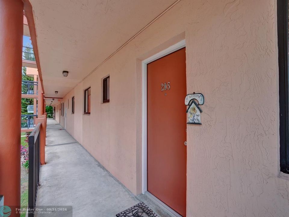 For Sale: $262,400 (2 beds, 2 baths, 812 Square Feet)