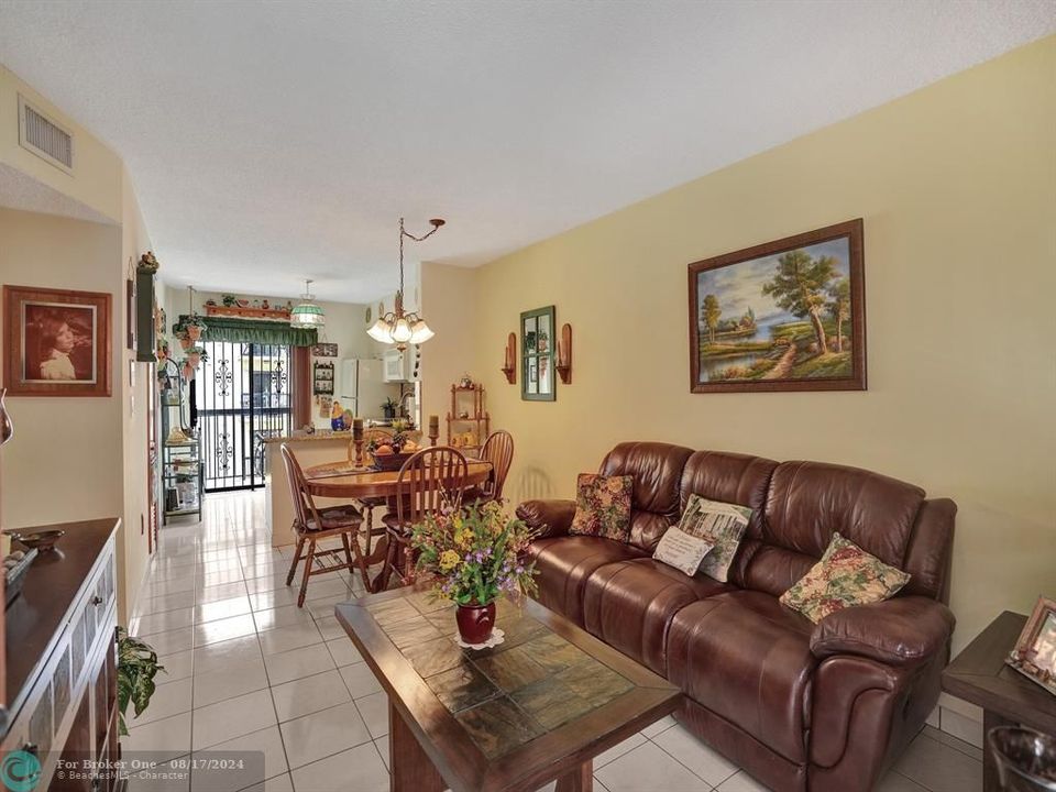 For Sale: $262,400 (2 beds, 2 baths, 812 Square Feet)