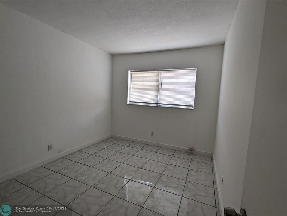 For Sale: $1,775 (1 beds, 1 baths, 650 Square Feet)
