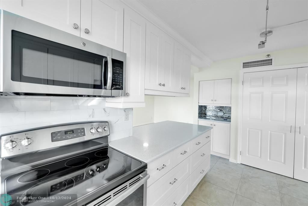 For Sale: $799,900 (2 beds, 2 baths, 2011 Square Feet)