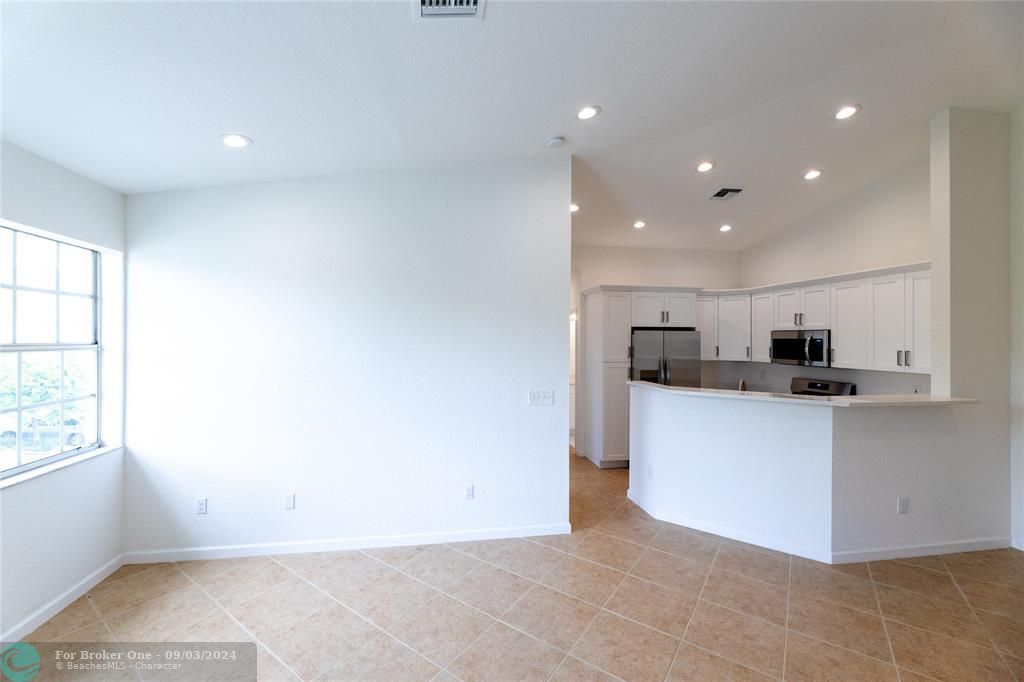 For Sale: $320,000 (2 beds, 2 baths, 1022 Square Feet)