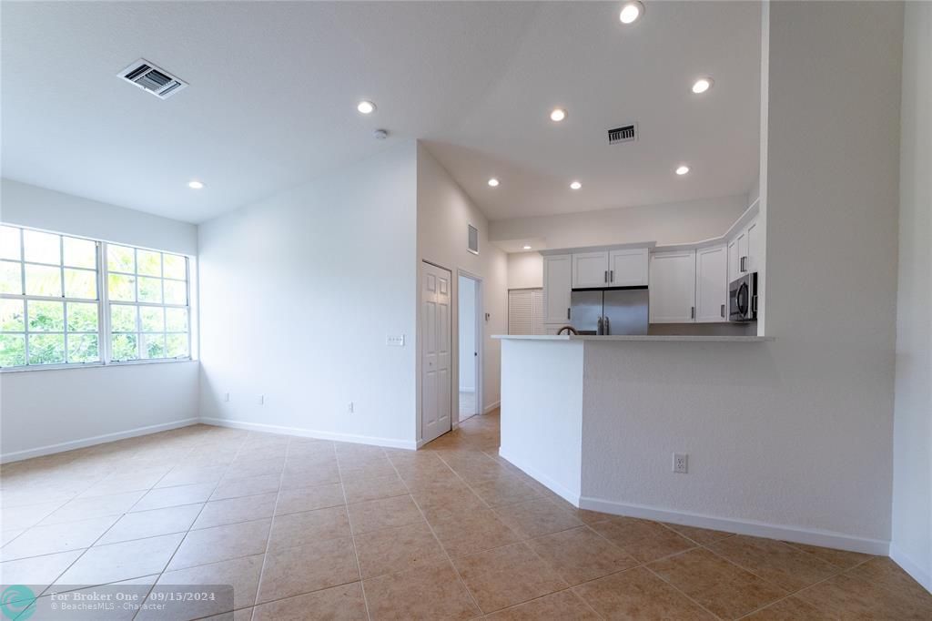 For Sale: $320,000 (2 beds, 2 baths, 1022 Square Feet)