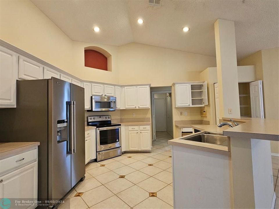 For Rent: $4,950 (4 beds, 3 baths, 2414 Square Feet)