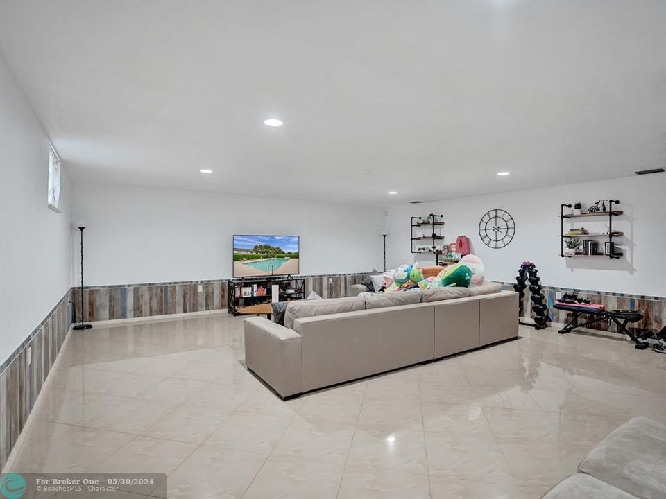 For Sale: $449,900 (3 beds, 2 baths, 2416 Square Feet)