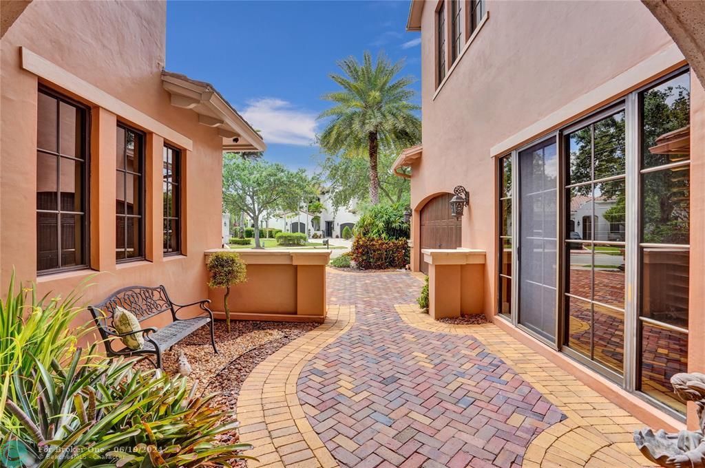 For Sale: $2,149,000 (5 beds, 4 baths, 4954 Square Feet)