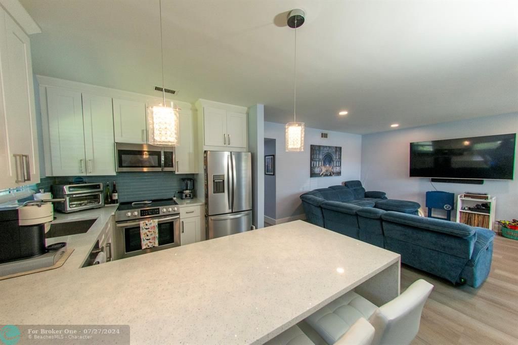 For Sale: $369,000 (2 beds, 2 baths, 950 Square Feet)