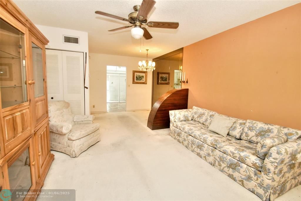 Active With Contract: $99,000 (1 beds, 1 baths, 734 Square Feet)