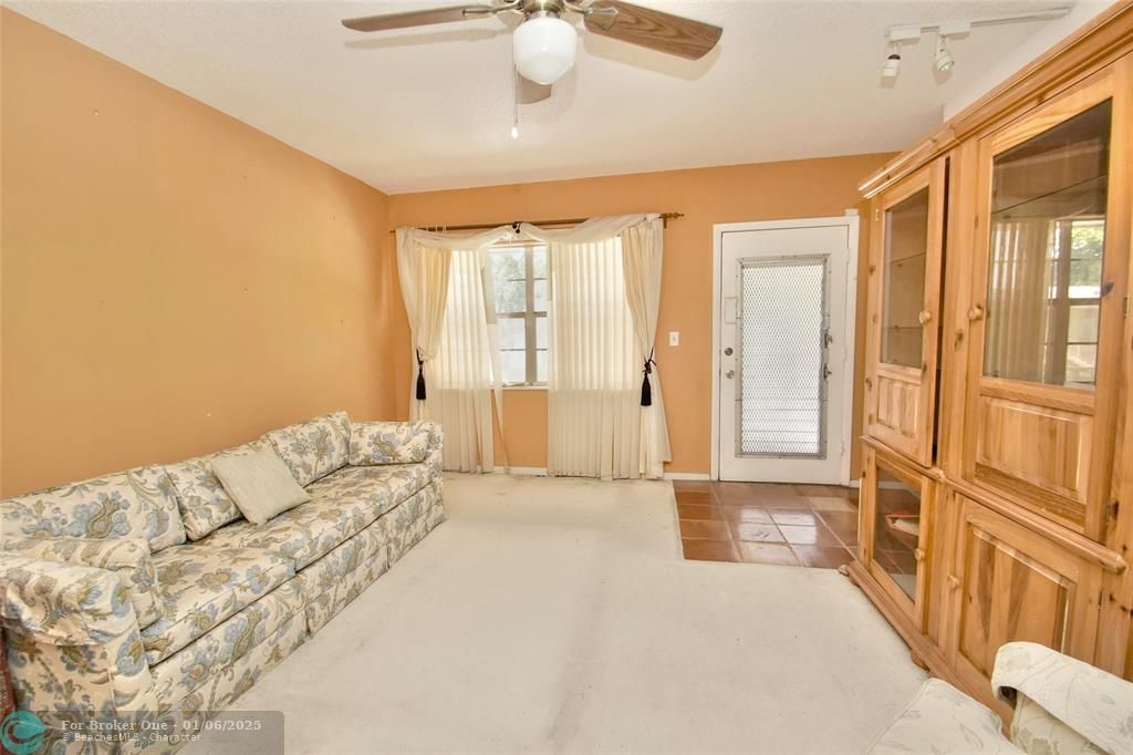 Active With Contract: $99,000 (1 beds, 1 baths, 734 Square Feet)