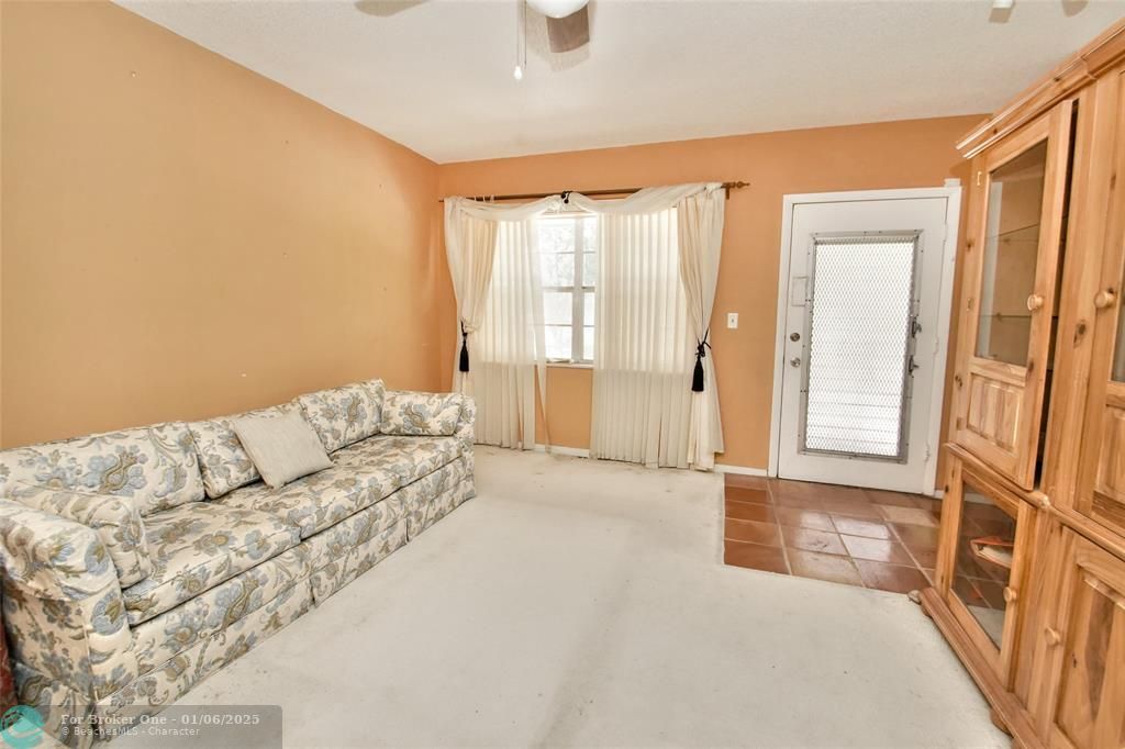 Active With Contract: $99,000 (1 beds, 1 baths, 734 Square Feet)