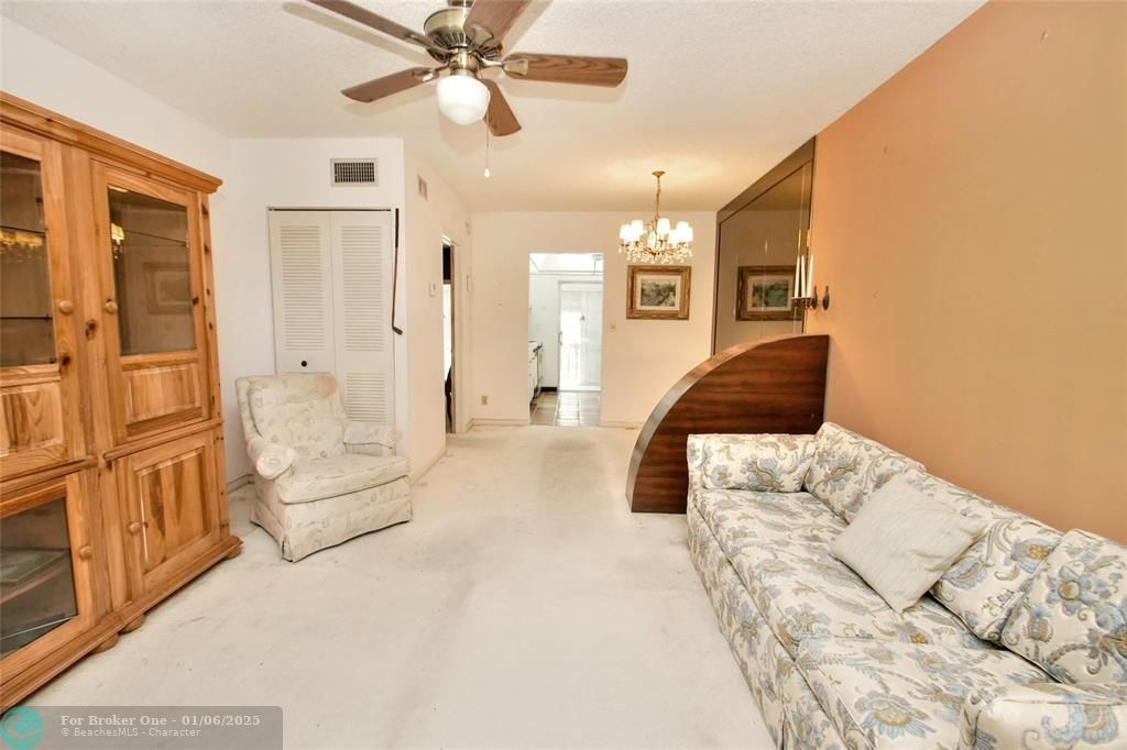 Active With Contract: $99,000 (1 beds, 1 baths, 734 Square Feet)