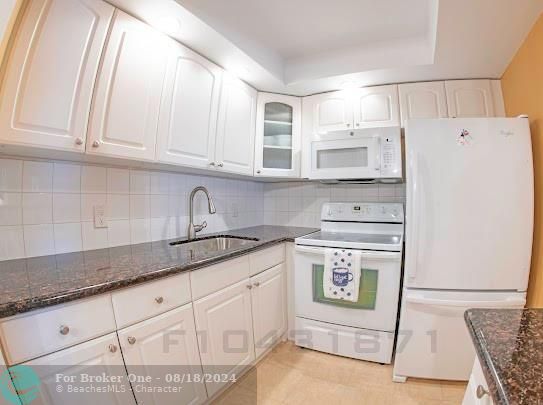 For Sale: $121,000 (1 beds, 1 baths, 585 Square Feet)