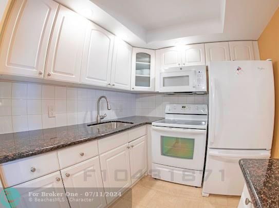For Sale: $121,000 (1 beds, 1 baths, 585 Square Feet)