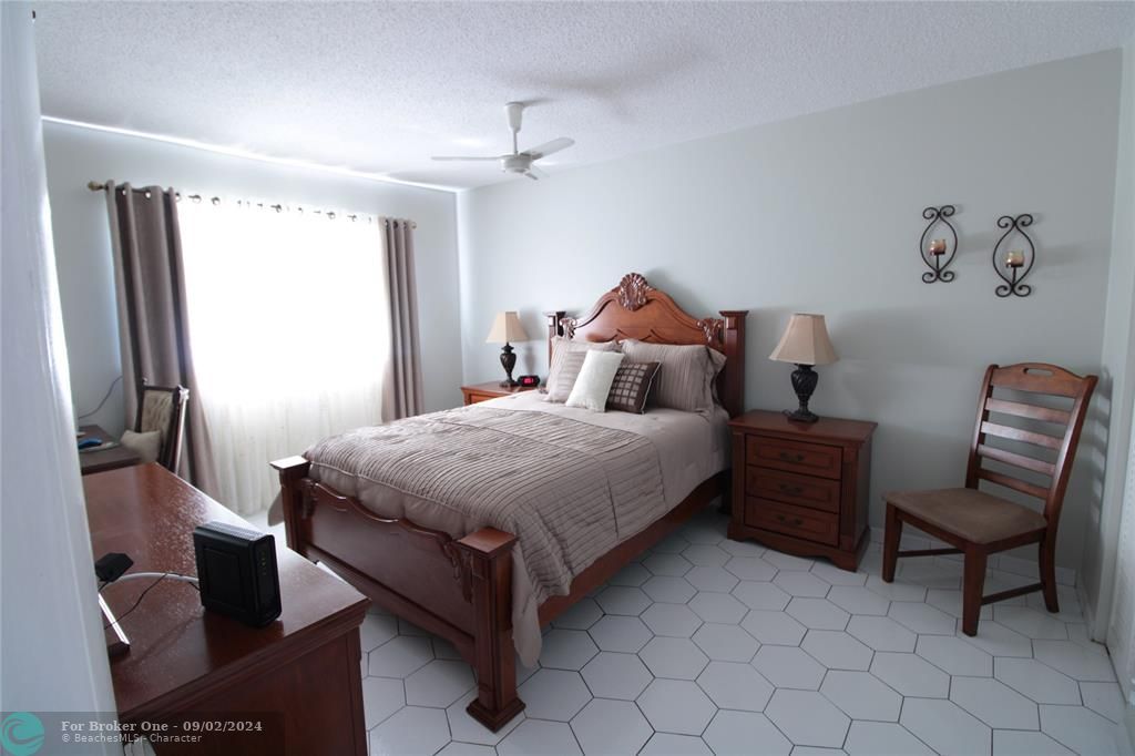 For Sale: $199,000 (2 beds, 2 baths, 968 Square Feet)