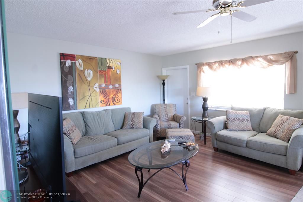 For Sale: $199,000 (2 beds, 2 baths, 968 Square Feet)