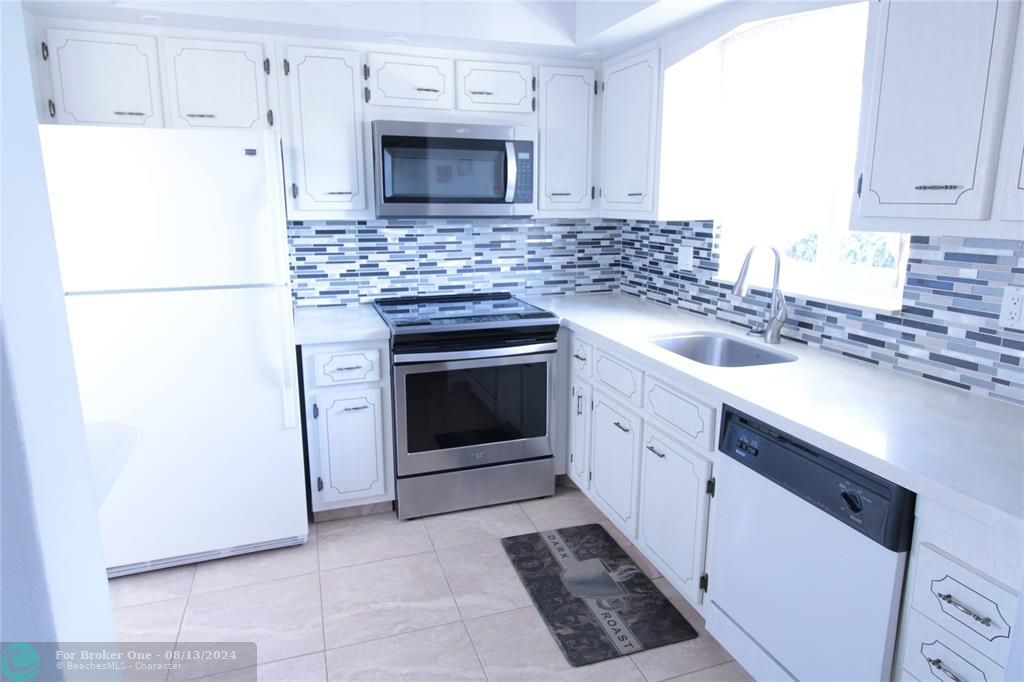 For Sale: $199,000 (2 beds, 2 baths, 968 Square Feet)