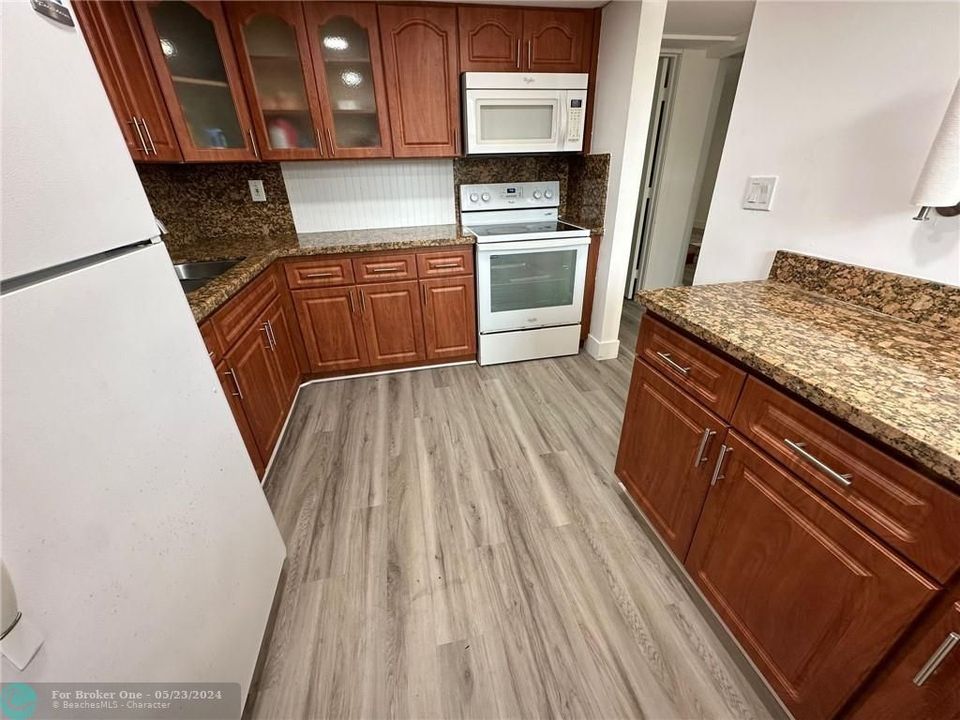 For Sale: $193,000 (2 beds, 1 baths, 850 Square Feet)