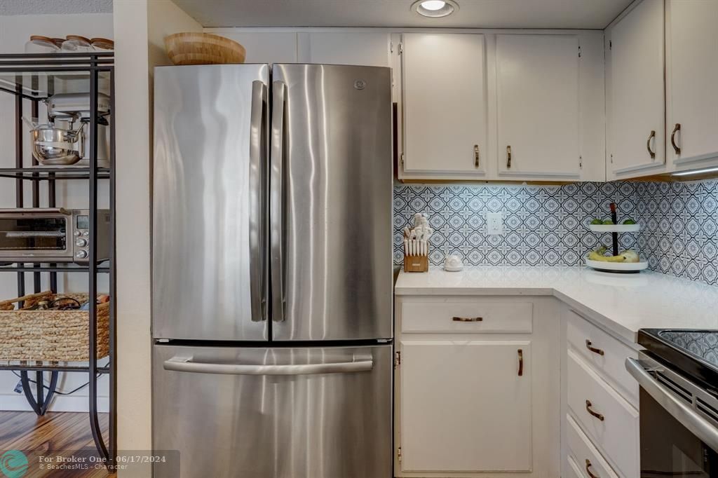 For Sale: $315,000 (2 beds, 2 baths, 1065 Square Feet)