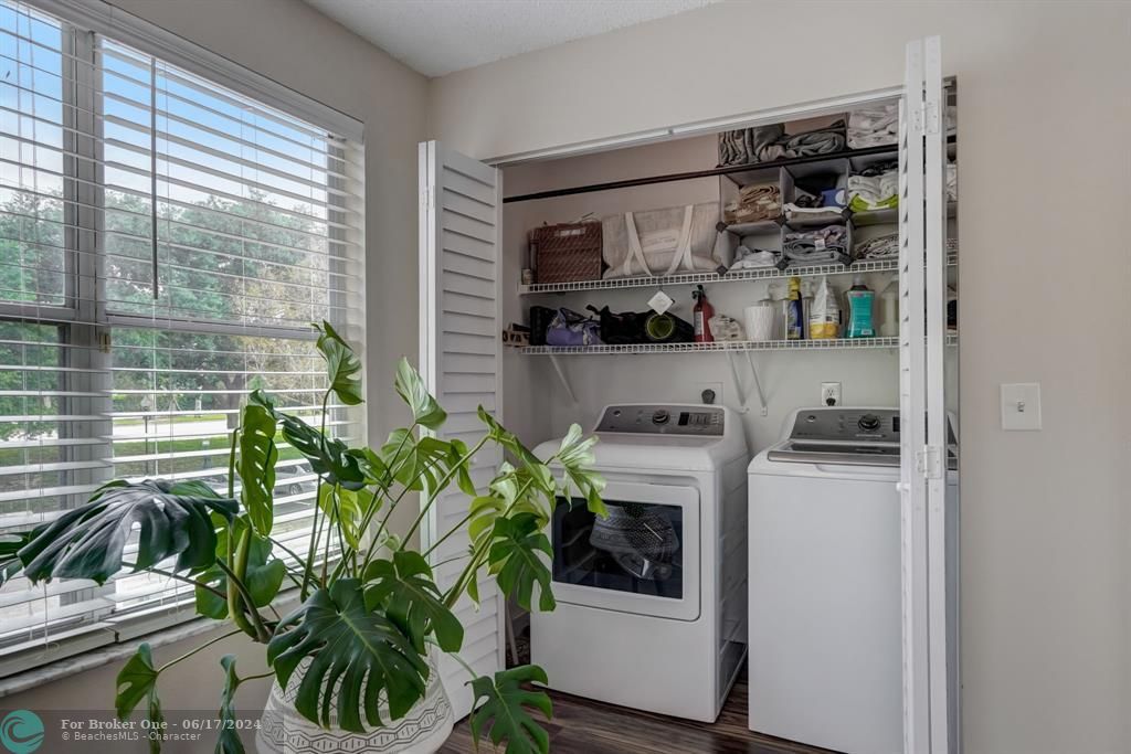 For Sale: $315,000 (2 beds, 2 baths, 1065 Square Feet)