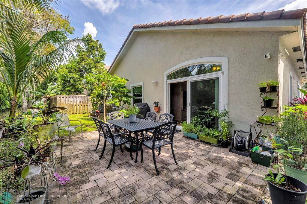 Recently Sold: $569,000 (3 beds, 2 baths, 1590 Square Feet)