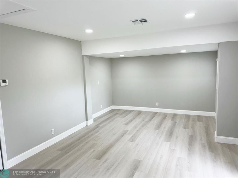 For Sale: $2,500 (1 beds, 1 baths, 1029 Square Feet)