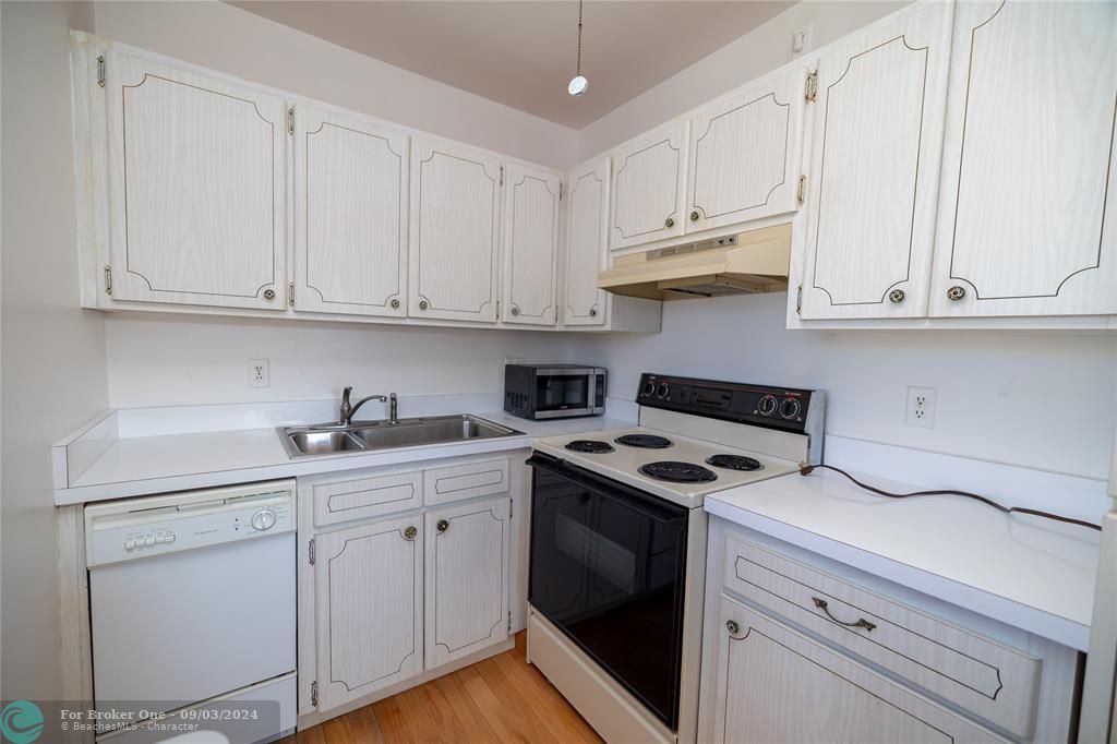 Active With Contract: $112,000 (1 beds, 1 baths, 734 Square Feet)