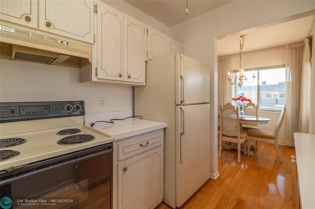 Active With Contract: $112,000 (1 beds, 1 baths, 734 Square Feet)