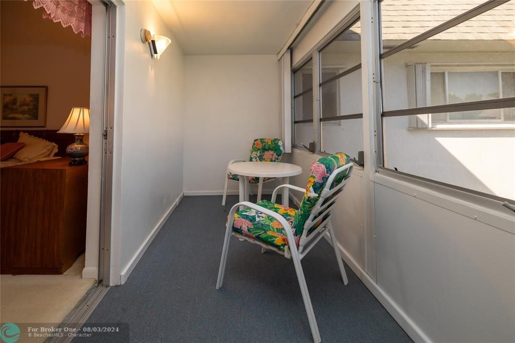Active With Contract: $112,000 (1 beds, 1 baths, 734 Square Feet)