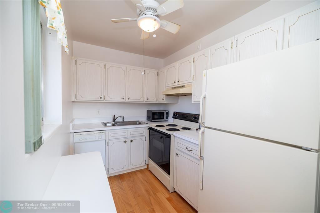 Active With Contract: $112,000 (1 beds, 1 baths, 734 Square Feet)