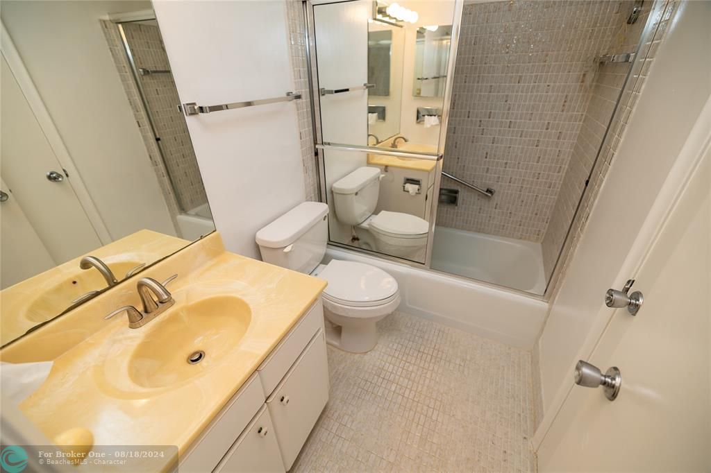 Active With Contract: $112,000 (1 beds, 1 baths, 734 Square Feet)