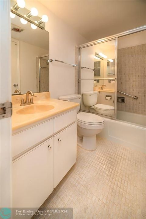 Active With Contract: $112,000 (1 beds, 1 baths, 734 Square Feet)