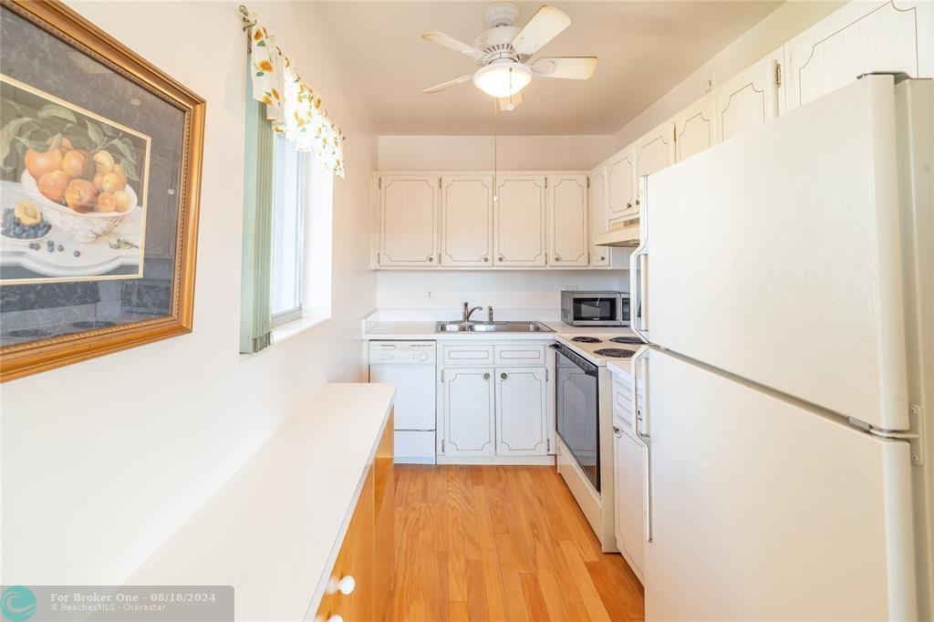 Active With Contract: $112,000 (1 beds, 1 baths, 734 Square Feet)