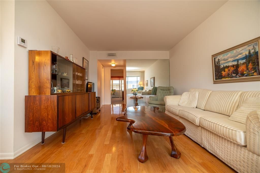 Active With Contract: $112,000 (1 beds, 1 baths, 734 Square Feet)