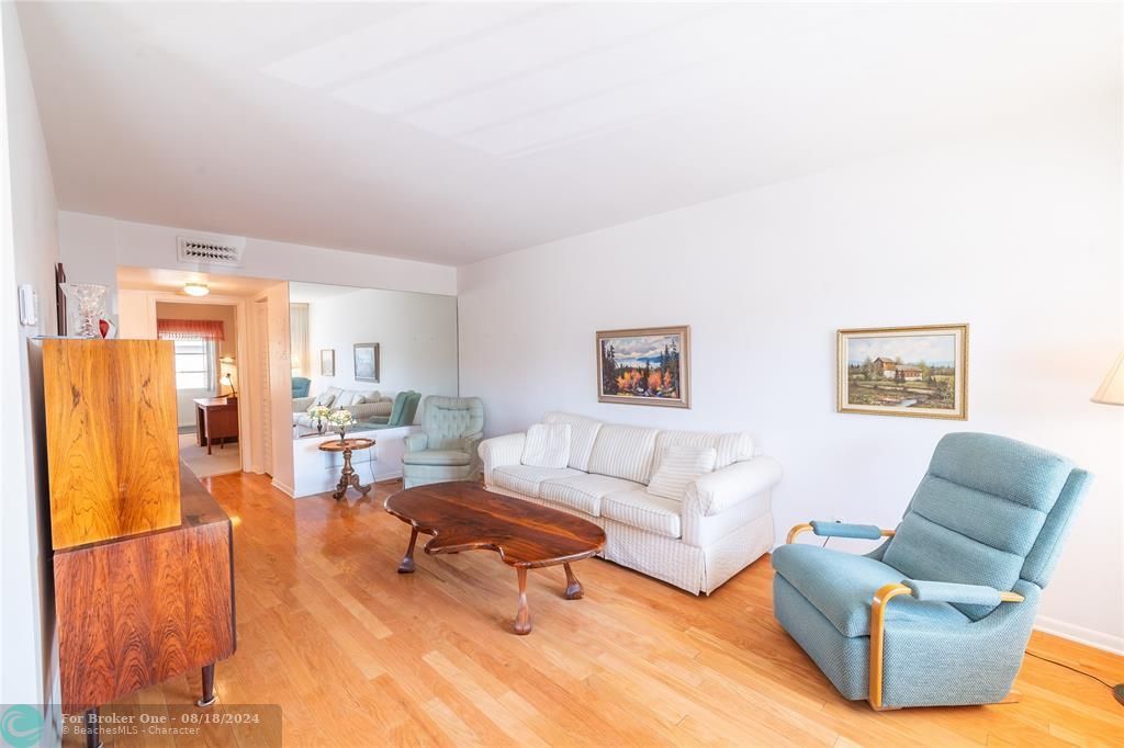 Active With Contract: $112,000 (1 beds, 1 baths, 734 Square Feet)