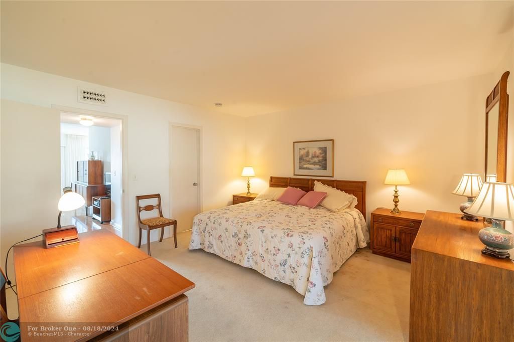 Active With Contract: $112,000 (1 beds, 1 baths, 734 Square Feet)