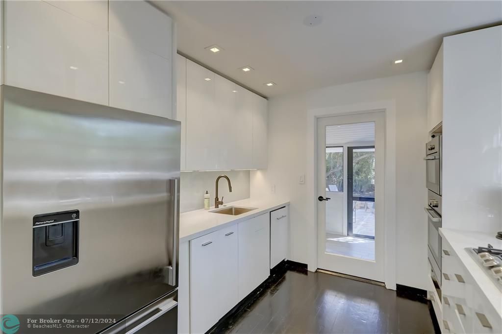 For Sale: $575,000 (2 beds, 1 baths, 728 Square Feet)
