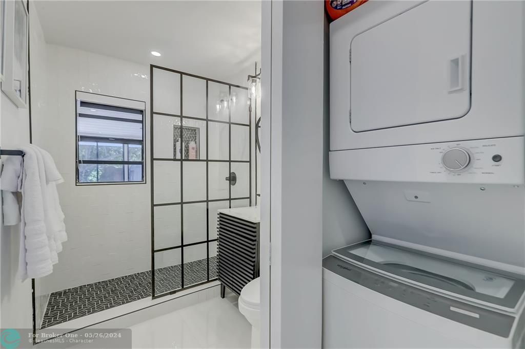 For Sale: $575,000 (2 beds, 1 baths, 728 Square Feet)