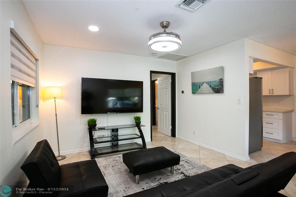 For Sale: $2,000 (1 beds, 1 baths, 700 Square Feet)