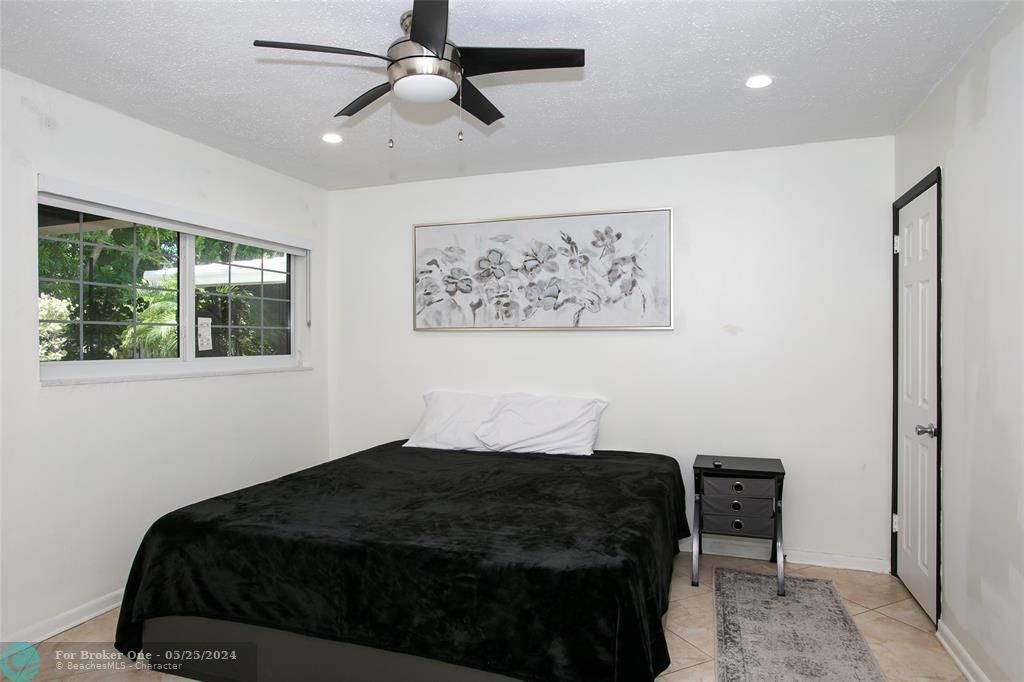 For Sale: $2,000 (1 beds, 1 baths, 700 Square Feet)