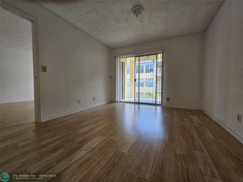 Active With Contract: $1,700 (1 beds, 1 baths, 691 Square Feet)