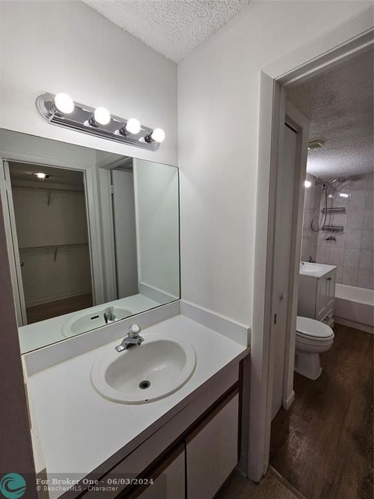 Active With Contract: $1,700 (1 beds, 1 baths, 691 Square Feet)