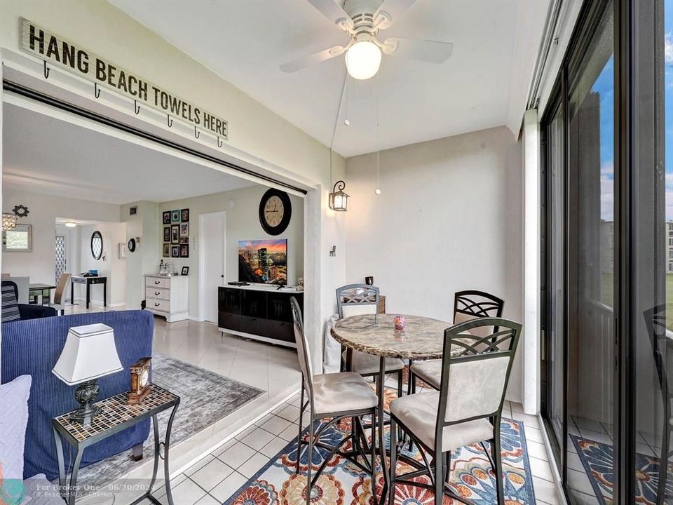 Active With Contract: $1,600 (1 beds, 2 baths, 930 Square Feet)